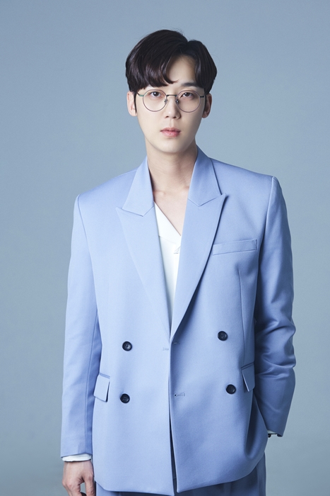 A new profile photo of Actor Yoon Jong-hoon has been released.On the 31st, Yoon Jong-hoons agency, YK Media Plus, released a new profile Image of Yoon Jong-hoon.Yoon Jong-hoon captivated those who completely digested the charm of the unique soft and sweet eyes, chic, and sexy concept.This photo is a profile photo that captures all the concepts that can be expressed in pictures such as Sweet & Lovely, Pure & Goose, Wild & Sik, Charming & Styleish.Yoon Jong-hoon boasted unique stylishness even in basic fashion such as jeans and straight knit in white sweatshirts, and overwhelmed the viewers with natural poses and Sight even in costumes such as Cheongcheong fashion and glasses fashion, and silky suit fashion and white shirt which were hard to see.In the picture of the wild & chic concept digested with smokey makeup, the Image of the sick medicine sexy loved by SBS drama Pent House was revealed and led to explosive reaction of fans.Yoon Jong-hoon, who has completely digested all the various concepts of the profile picture, is expected to show another charm from his previous work through the SBS Friday drama Penthouse Season 3, which was confirmed at 10 pm on June 4.He has also been a presenter in the KBS Documentary Site two-part documentary Pandemic Money and has been praised by the production team with stable narration. He plans to solidify his position as a reliable Actor in the future.