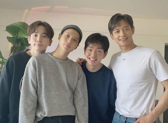 SHINee has gathered in OOOnew place for the youngest child Lee Tae-min.Key posted an article and a photo on May 31 on Goodbye.The photos were taken by SHINee member key, Lee Tae-min, OOOnew, and Minho.On this day, I feel the warm atmosphere of the brothers gathered together for the youngest child Lee Tae-min.Lee Tae-min, in particular, attracts attention with a short cut Hairstyle.Key also showed Lee Tae-min cooking and taking care of the youngest child in MBC I live alOOOnew which was broadcast earlier.SHINee is in the situation where the youngest child Lee Tae-min joined the army with key, OOnew, and Minho returning from the duty of defense and working fully this year.Lee Tae-min enters the hospital on the day and receives basic military training and then serves as an Active Duty with the Army Military Band.