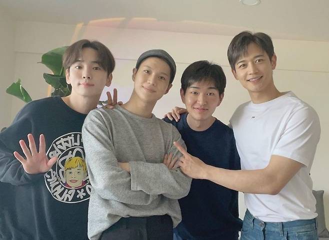 SHINee has gathered in OOOnew place for the youngest child Lee Tae-min.Key posted an article and a photo on May 31 on Goodbye.The photos were taken by SHINee member key, Lee Tae-min, OOOnew, and Minho.On this day, I feel the warm atmosphere of the brothers gathered together for the youngest child Lee Tae-min.Lee Tae-min, in particular, attracts attention with a short cut Hairstyle.Key also showed Lee Tae-min cooking and taking care of the youngest child in MBC I live alOOOnew which was broadcast earlier.SHINee is in the situation where the youngest child Lee Tae-min joined the army with key, OOnew, and Minho returning from the duty of defense and working fully this year.Lee Tae-min enters the hospital on the day and receives basic military training and then serves as an Active Duty with the Army Military Band.
