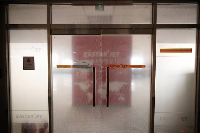 법원이 이스타항공에 대한 회생절차 개시를 결정한 2월4일 오후 서울 강서구 이스타항공 본사 사무실 문이 잠겨 있다.ⓒ연합뉴스