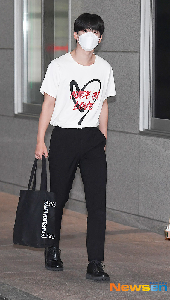 Singer WEi Kim Yo-han is heading to the broadcasting station to attend the MBC Masked Wang recording at MBC Dream Center in Dong-gu, Ilsan, Goyang, Gyeonggi Province on the afternoon of June 1.