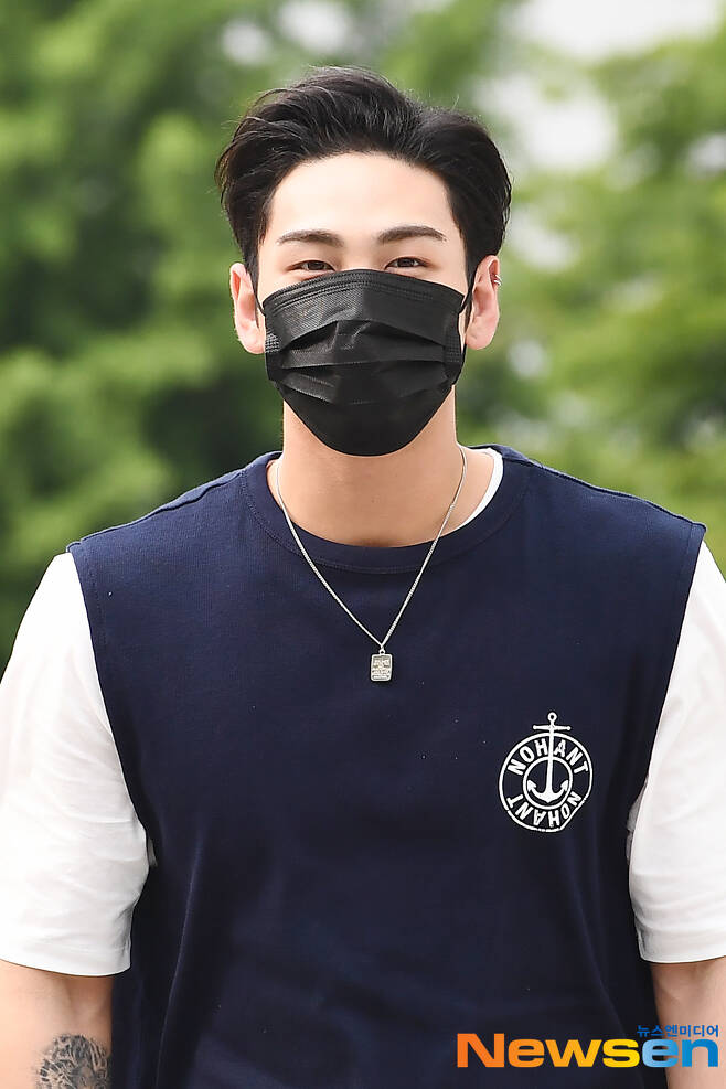 NUEST member Baekho is on his way to work as a special DJ for SBS Power FM Lee Juns Young Street in SBS Mok-dong, Yangcheon-gu, Seoul, on the afternoon of June 1.