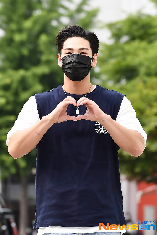 NUEST member Baekho is on his way to work as a special DJ for SBS Power FM Lee Juns Young Street in SBS Mok-dong, Yangcheon-gu, Seoul, on the afternoon of June 1.