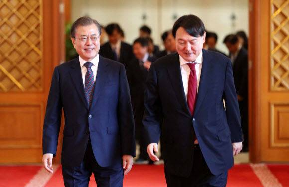 지난 2019년 7월 청와대에서 문재인 대통령과 윤석열 검찰총장이 임명장 수여식을 마친 후 환담장으로 이동하는 모습. 뉴시스