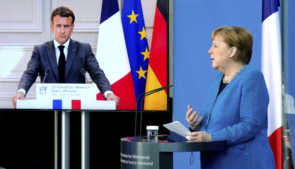 앙겔라 메르켈(오른쪽) 독일 총리가 31일(현지시간) 에마뉘엘 마크롱 프랑스 대통령과 화상 정상회담을 하고 있다.베를린 AP 연합뉴스