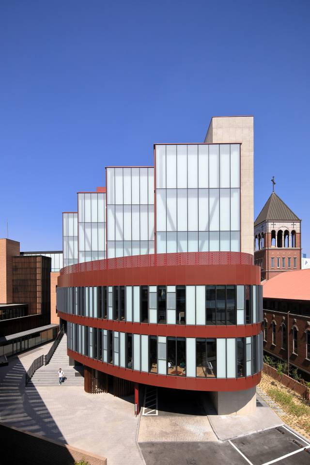 수원 영통구 다니엘학교 전경. 체육관으로 활용되는 2~3층을 타원형으로 구성한 점이 인상적이다./사진 제공=김재경 사진작가