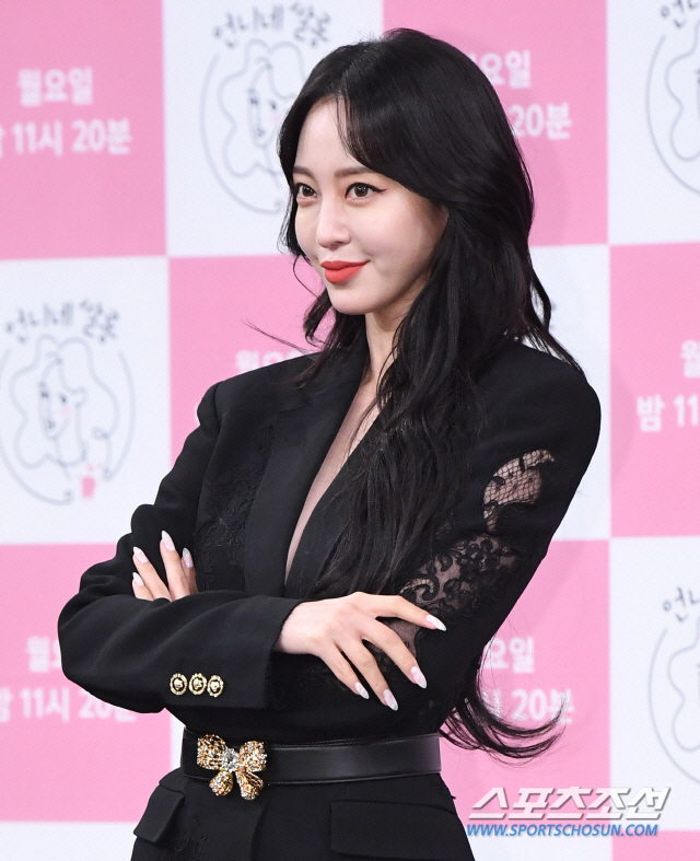 Actor Han Ye-seul has explained the suspicion that he is from Boy Friends entertainment company and that he is the main character of Burning Sun Actress.Han Ye-seul explained the reports about his Boy friend on his SNS late on the 2nd night.One media reported that Han Ye-seuls recently released 10-year-old Kim Young-born boyfriend Ryu Sung-jae was a entertainment entertainment company for the purpose of the Cost sex relationship and early bar sponsorship.The media explained that the first meeting with Han Ye-seul was also an illegal entertainment business, Karaoke, and that he left the store last September when he started dating Han Ye-seul.As I do not have a job in my job, I want to value Han Ye-seul as a woman in the flow of time that passes honestly and quickly in my feelings, so I am doing what I feel rather than the background of Boy Friend.In addition, Han Ye-seul, who had a meeting with The Cost, said that the media reported that he had suffered damage due to the former Boy friend of Han Ye-seul, I talked to the Boy friend and heard that it was not true. Han Ye-seul gave Boy friend an expensive Lamborghini car. I did not have a car now, so I was able to ride my other car, which is an Indian ability. Han Ye-seul also released a donation certificate in his name and said, I was unhappy and angry and I was just going to solve it by litigation.Even if you say that it is image washing, if you are afraid of those fingers, you will miss my grateful situation that you can help with the love you have given me. I am grateful to those who have been worried and instructed. After Kim yong-ho further revealed that the identity of Actress H, who was drugged at the club Burning Sun, which caused social controversy due to the Big Bang victory on his YouTube channel Kim yong-ho, Han Ye-seul said through SNS Live broadcast, Why do you do that to me?I want to retire from the entertainment industry. I hate it. If you think its a gossip in the entertainment industry, but its not a good idea to do this.I recently signed a contract with my agency, but I am very close to my agency representative and Kim yong-ho, so I thought it was a kind of retaliation.Or suddenly, why do you do this to me? He once again mentioned his agency.Han Ye-seul, whose exclusive contract with Partners Park has expired, has signed an exclusive contract with high entertainment, which includes Cho Ji-jung and others.Yesl. You must have been worried about all the stories. Im sorry to tell you late because were shooting today.I wanted to tell you in my mouth, to the parts that many people are worried about, or to those who are curious.I want to talk to you directly without hiding it. I want to be congratulated. Im sorry that Im talking differently from my intentions. But Im still starting with me.First, Ill tell you the rumors about the Boy friend Im happily seeing.This friends former job was Kim Young and Friend who worked at Karaoke.Many people would think that the host bar and Karaoke are the same, but I was thinking that Karaoke was open.I have not had much opportunity to do my heart since I was a child because I was very excited and had a great early love. I felt like I did not want to hide my favorite place and do what I liked more over time.September, after this Friend quit that job.As if I do not have a job, I was honestly feeling my feelings. I wanted to value Han Ye-seul as a woman in the flow of time passing quickly.This is my boy friends job, the process of meeting.After that, I heard that the article about the victim in the article was not true because of a long conversation with Boy Friend, and I would like to believe my friend who makes my difficult story more honest than the rumors I did not see.And I was worried about giving my new car to Boy Friend for telling me that I had presented Lamborghini to Boy Friend; and that car was my gift to me, and youll see me riding anywhereBoy friend has no car to move now, so I am going to be more Indian, and now I am going to go to the keys so that I can ride my other car comfortably in my situation.And the parts that you said that I was the main character of the big case that I can not put in my mouth are really more wanted by the police and the prosecution.I cant reveal everything about my personal life, but Im telling you everything about the above is true, so please dont worry too muchI can not guarantee the future of how happy I will be with Boy friend now, but I will live with gratitude for the presentAnd finally, I was just going to solve it with an unfair and angry lawsuit. I donated the cost as a better good opportunity with the guidance of the people around me.Even if you say that it is image washing, if you are afraid of those fingers, you will miss my grateful situation that you can help with the love you gave me. I would like to express my gratitude to those who have cared for and cared for.I will fill in the shortcomings and I will work harder on what I can do well.I will greet you again with a bright Yesul from tomorrow!P.S. For the honor of those who care about me and those who are with me!! Propagation of false facts and malicious comments are sued and blocked! Believe and watch