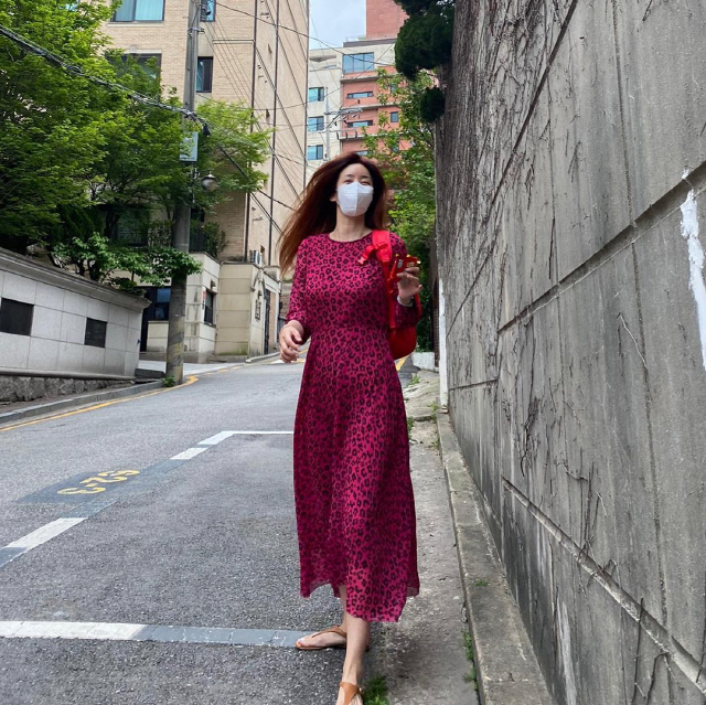 Actor Park Sol-mi has focused all the Sight with a world-class lighthouse look.Park Sol-mi posted several photos on his instagram on the 3rd with an article entitled # lantern # Morning Melon.In the public photos, Park Sol-mi, who is returning to his daughter, is included.Park Sol-mi is a strong hot Pink Hopi Reservation One Piece.Park Sol-mi, a brilliant fashion that is even at a distance, has been digested with an Actor Force.Park Sol-mis slender body, which makes the way to the runway, stands out. Park Sol-mis child-rearing routine also sympathized with the owner, I am the end of the morning war ~ ~ ~ ~ ~.Meanwhile, Actor Park Sol-mi has two daughters, Actor Han Jae-suk and marriage, in 2013.