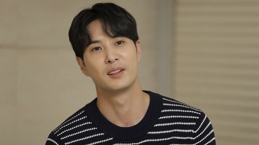 In I Live Alone, actor Kim Ji-seok listens to the news of his long-time fans marriage and promises to make a big comeback.MBC I Live Alone, which is broadcasted at 11:10 pm on the 4th, will release Kim Ji-Seoks single life for his 20th debut.Kim Ji-Seok, who is independent after graduating from college and is 15 years old, reveals a house with a concept of warmth.Kim Ji-seok, who moved to create a specialized space for the companion tomb, starts a day of deacons who care for the companion tomb as soon as he wakes up.Kim Ji-seok, who has completed his duties as a deacon, is impressed by Kim Ji-seoks warm heart that he prepares a Snack box for someone while he is curious about those who collect a Snack box in front of the front door and fill various Snacks.Kim Ji-seok, who also earned the nickname Brain Bli in the quiz program, shows off his vanity and shows off his feet in the dryer malfunction, unlike the thorough calculation of Brain Sexy before the change of the futon.Kim Ji-seok, who usually enjoys the soul, goes to make a sense of ecklonia with a healthy snack.Kim Ji-seoks recipe, which simply created the emphasis on the emotional by putting a rice paper on the ecklon and the laver, is open to the public.Kim Ji-seok will also show his extraordinary fan love by video conferences with fan cafe operators.Kim Ji-seok, who has been informed of the long-time fans marriage news, is surprised to promise a marriage society.In addition to this, I promise to give fans a surprise gift, saying, I will prepare a surprise gift.It airs at 11:10 p.m. on the 4th.