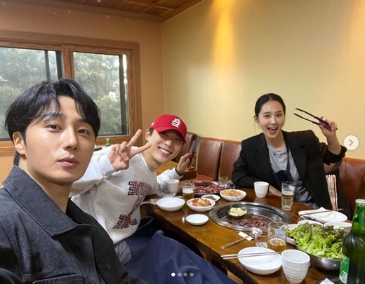 Jung Il-woo has released an Alcoholic drink authentication shot with Kwon Yuri and Shin Hyun-soo.Jung Il-woo wrote on his instagram on the 3rd, Bau steals Thorne! #Bossam fate #Hanwoo #Alcoholic drink.Bau is the character name Jung Il-woo is Acting in Drama Bossam - Stealing Destiny.In addition, the photos released show Jung Il-woo, Kwon Yuri, and Shin Hyun-soo enjoying Hanwoo Alcoholic drink.A bright smile shows the teamwork of the three.Meanwhile, Jung Il-woo, Kwon Yuri and Shin Hyun-soo are in the midst of MBN Saturday Drama Bossam - Stealing Destiny.