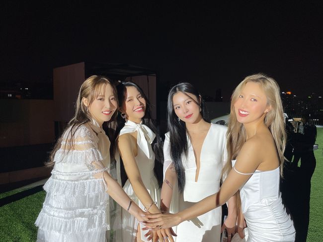 Group MAMAMOO (Solar, Moonbyul, Wheein, Hwasa) set a sharp spot on the Ujho River and then the Ujho River.On the afternoon of the 3rd, MAMAMOO posted two group self-portraits on the official SNS, saying, #MAMOO finally today! Where Are We Now is the first broadcast.MAMAMOO said, We are ready to use all the stage where the unique singing power of MAMAMOO explodes?At 6 pm today, MNET M countdown, please ask for a lot of expectations # MAMAMOO # WAW #Where_Are_We_Now and announced the first release of the new song stage.In the photo, MAMAMOO is showing off its extreme beauty while perfecting the white costume with their individuality.MAMAMOO members boasted a colorful charm of four colors, capturing both feminine beauty, sexy and innocence.Meanwhile, MAMAMOO released its new mini album WAW on February 2, and it topped the iTunes top album charts in 21 regions around the world including Argentina, Brazil, Chile, Malaysia, Mexico, Philippines, Chile and Turkey.MAMAMOO SNS