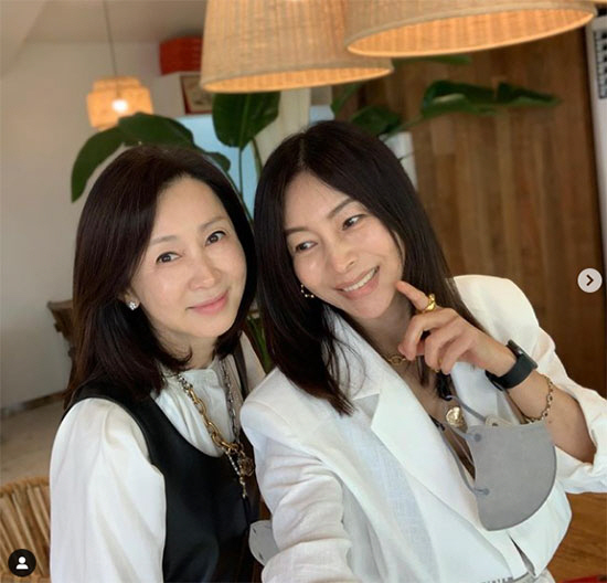 Actors Hwang Shin-hye and Jeon In-hwa enjoyed the Seongbuk-dong Date.On the 4th, Hwang Shin-hye wrote in his instagram, In a long time...Date. A restaurant recommended by Jin. A bakery tour in Seongbuk-dong.Mr. Soon-jung, who is more beautiful, and posted a picture.The photo released shows Hwang Shin-hye meeting with Jeon In-hwa and enjoying Date. KBS 2TV weekend drama Oh! Samgwang Villa!Hwang Shin-hye and Jeon In-hwa, who have appeared together and have been in a relationship, boast a friendship.The beauty of Hwang Shin-hye and Jeon In-hwa, who are particularly overshadowed by the 50s Age, seems to be going against the years.It boasts a young charm not only for skin textures that are as good as 20s but also for a lively smile.In addition, the meeting with the actor who made a relationship in the drama is also revealed slightly, attracting attention.Meanwhile, Hwang Shin-hye was born in 1963 and is 59 years old at Age this year. Jeon In-hwa is born in 1965 and is 57 years old at Age this year.