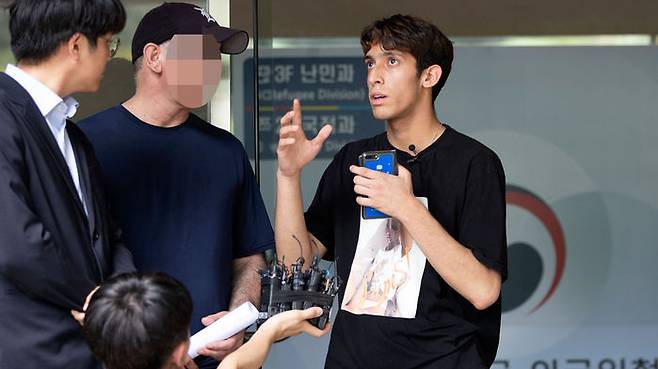 2019년 당시 난민 지위를 인정받지 못한 아버지와 김민혁 군(오른쪽)