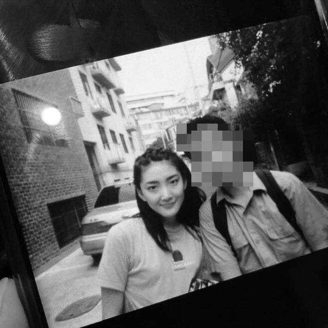 S.E.S. Sea has a long-time fan meetingSea said on his Instagram on the afternoon of the 4th, I came to World Bank ... I meet an old fan. It is a wonderful World Bank One.The photo of 20 years ago, still stored on his cell phone... Thank you..., he said, adding, Youre my song...In the photo, Sea poses with a fan in a young figure, and the smiles of two people in black and white photographs gather the attention of the viewers.Meanwhile, Sea (real name Choi Sung-hee), who was 41 years old in 1980, made her debut as S.E.S. in 1997, and is now a solo singer and musical actor.Married to a businessman 10 years younger in 2017, he gave birth to a daughter last year.Photo: Sea Instagram