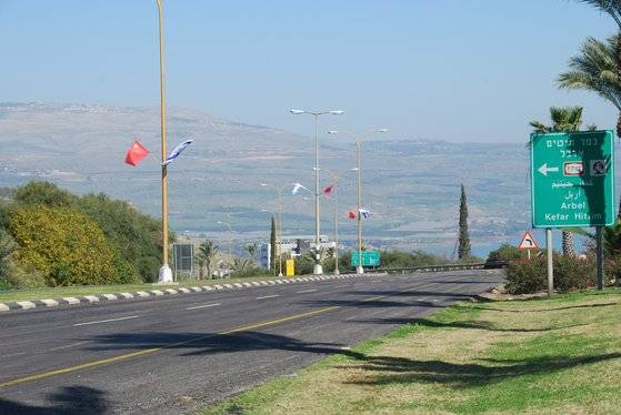 갈릴리 호숫가에서 가나로 가는 길은 아름답다. 도로 양옆에 펼쳐진 산촌의 모습이 무척 평화로웠다.
