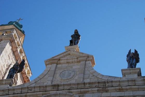 가나 혼인 잔치 교회 위에 새겨진 동상. 예수가 첫 이적을 보여다는 장소에 교회가 지어졌다.
