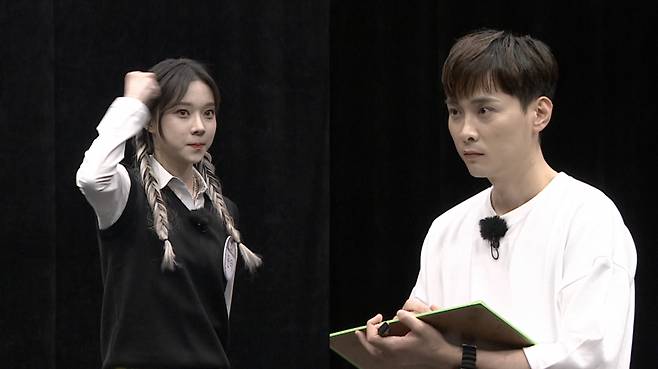 JTBC Knowing Bros, which will be broadcast on the 5th, is decorated with Domitory Special. Group Aespa, who debuted for 8 months, shows off his unique artistic sense.In the recent recording of Knowing Bros featured in the Dormitory feature, Aespa members and brothers played a long time to find The Black Mamba that broke into your brothers school.Aespa members showed a variety of abilities such as singing, rap, and vocal simulation to prove that I am not The Black Mamba.