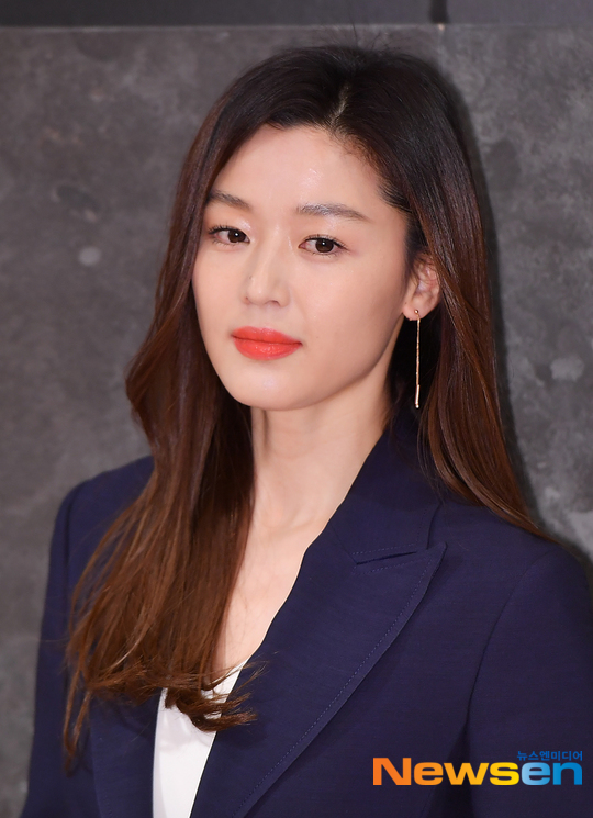 Actor Jun Ji-hyun and his family denied the untimely Rumor for Divorce.The first time that the suspicion was raised in this response, hoverlab is just good living and Moral responsibility is avoided.YouTube channel Garosero Institute hosted a live broadcast on June 2 under the title Jun Ji-hyun Reality, Are You Separating from Husband?On the day of the broadcast, hoverlab said that Choi and Junhyuk, Husband of Jun Ji-hyun, left the house in December last year saying I do not want to do Jun Ji-hyun Husband and that the problem was still not sealed.Jun Ji-hyun also added that the situation is not one for divorce due to problems such as advertising penalties.Jun Ji-hyun, Choi and Junhyuk married in 2012 and had two sons.At the time of marriage, it became a big topic because it was known that two people were elementary school alumni and Choi and Junhyuk were the grandchild of Lee Young-hee, the late Hanbok Desiigner.These couples have never had a minor disagreement since marriage, and Jun Ji-hyun has been active, so sudden separation, Rumor for Divorce, has attracted even more attention.Jun Ji-hyun immediately launched a Rumor for Divorce rebuttal.The agencys cultural warehouse said on the official position on March 3, It is clear that any content is unfounded.We will investigate the exact facts of distorted information, not facts, and we will take strong legal action against the dissemination of false facts through facts and other articles and comments.The Jun Ji-hyun family also drew the line on the Rumor for Divorce.Jun Ji-hyun Husband Choi, Junhyuk changed his messenger profile photo to I want to play basketball parodying Jung Dae-mans ambassador I want to play basketball in the cartoon Slam Dunk immediately after the broadcast.Jun Ji-hyuns mother-in-law, Hanbok Desiigner Lee Jung-woo, also expressed anger through SNS, saying, Today is too angry.Jun Ji-hyun couple Rumor for Divorce was finished with unfounded rumors, as the interview of acquaintances who were questioned by the controversy was poured.The problem is the hoverlab attitude.Hoverlab did not apologize even though Jun Ji-hyun clarified his position to deny Rumor for Divorce.Even the absurd argument that Mr. Choi, Junhyuk, had suggested that there were many wandering times and hard work in hanging the profile of Jun Ji-hyun Husband.For these couples, hard work is still not acknowledged that it was a rumor for divorce raised by hoverlab.Hoverlab is a program that runs on the feet for viewers right to know.It may cause controversy with irritating thumbnails and filtering-free claims, but it also raises significant suspicions and questions.However, the more the remarks get, the more Moral responsibility is necessary.I do not know if the attitude is really their broadcasting philosophy.Speech always requires Moral responsibility.Especially if it was a futile statement that caused mental suffering to Jun Ji-hyun and his family like this one, there should have been a quicker apology.I hope that hoverlab can formally apologize for false Rumor for divorce even in order not to lose their trust.