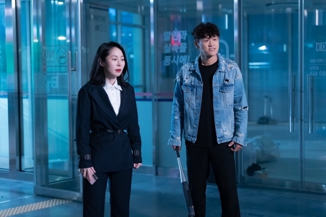 Hit the jackpot! Real Estate Kang Mal-geum and Steel pink gem show breathtaking tension until the end.KBS 2TVs drama Hit the jackpot!Real Estate (playplayed by Ha Su-jin, Lee Young-hwa, Jeong Yeon-seo/directed by Park Jin-seok/produced by May Queen Pictures, Monster Union) is a certified real estate agent, Exorcism, who worked with exorcism professional fraudsters to fight off the original ghost or Ji Bak-ryeong It is a life-friendly Exorcism Drama that releases the stories.Above all, in the last broadcast, Kang Mal-geum and Heo Sil-jang (Steel Pink gem) showed their worries by watching Hong Ji-ah and Jung Yong-hwa who were going to seal the egg ears in the sky building.However, Hong Ji-ah and Oh In-bum ended the egg ear exorcism after suffering, and Hong Ji-ah, who was talking to the main secretary, was stabbed by Do Hak-sung (An Gil-gang) to freeze the house theater.In this regard, Kang Mal-geum and Steel pink gems Shocking Shock scene is captured and they are stealing their attention.The scene where the main office and the chief of staff ran to the sky building.As soon as the main office and the chief of staff with their mobile phones and equipment get out of the sky building door, they burst into shocks that shake the harrowing situation in front of them.In addition, the chief secretary and the chief director who ran to Hong Ji-ah and Oh In-bum with the earthquake and explosive shouts of the pupils are looking at the fallen Hong Ji-ah and Oh In-bum, respectively,While the appearance of the school of the school that stabbed Hong Ji-ah is not seen, the school of the school is raising questions about where the school of the school disappeared and the exorcism duo Hong Ji-ah and Oh In-bum will be safe.Kang Mal-geum and Steel pink gem, meanwhile, attracted attention with their previous 180-degree change ahead of the attack scene dispatch.Kang Mal-geum has been proud of Jang Na-ra and immo nephew Chemie on the set, and Steel Pink gem has been showing sticky teamwork with Jung Yong-hwa and brother Chemie. Kang Mal-geum and Steel Pink gem are immersed in the situation where Hong Ji-ah and Oh In-bum, He quickly turned into a face full of anxiety.Then, I completed a more immersive scene with a passion for passionately vomiting sadness and worry to ring the filming scene.The production team praised Kang Mal-geum and Steel pink gem as the first factors of emotional hot-rolling that attracts the emotional lines of the character more abundantly with delicate expressions, and Hit the jackpot!Real Estate I would like to ask for your attention to the end of the jackpot! Real Estate. Meanwhile, the final episode of Hit the jackpot!Real Estate airs June 9 at 9:30 p.m. (Photo provided = KBS)