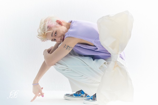 In the ninth concept photo released through BamBams official SNS at 0:00 on the 7th, BamBam is making a bright smile with a large white ribbon in his arms.BamBam, which matches a unique hairstyle, light purple knit, and white pants with blonde and pastel colors, delivers bright and bright energy.BamBam, which is raising expectations with a new concept photo every day, will release its first solo Mini album RiBBon on the 15th and start full-scale activities.