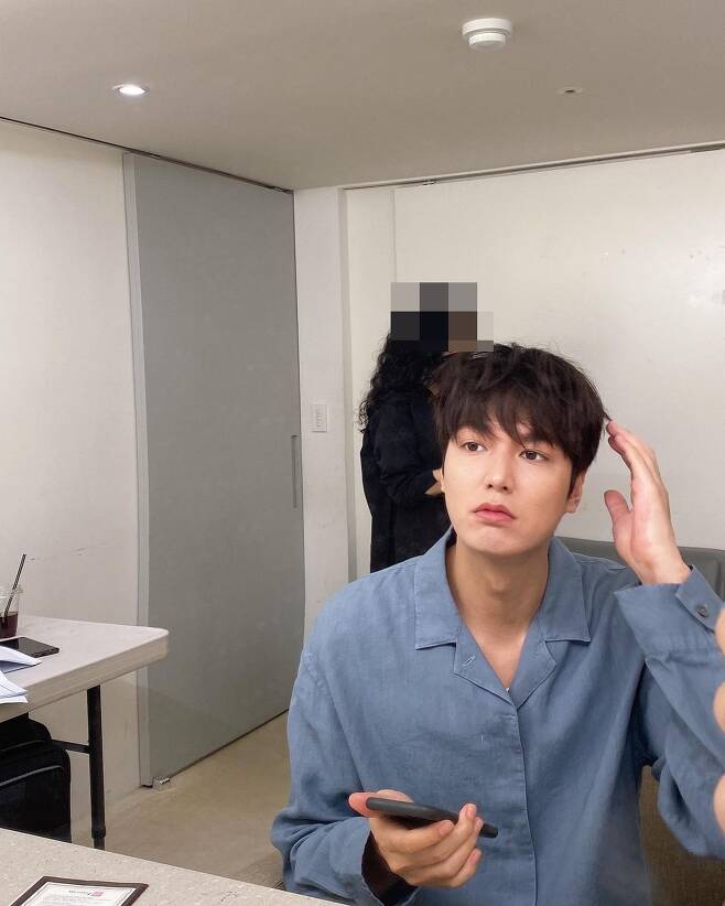 Actor Lee Min-ho has been in the mood for a long time.Lee Min-ho posted photos on his Instagram on the afternoon of the 7th without any explanation.Lee Min-ho in the public photo is laughing at the waiting room with red ginseng sticks.Then, as he looked at the mirror and checked his hair, the eyes of those who saw him gathered.Lee Min-ho, who was born in 1987 and is 34 years old, made his debut through the drama Secret Correction in 2006 and became a representative Hallyu stars as the role of Boys over Flowers.After being called off in April 2019, he returned to the CRT through Ducking: The Monarch of Eternity, and he made his way into Hollywood through the Apple TV Plus original Pachinko.Based on the novel of the same name by Korean American writer Lee Min-jin, Pachinko is a work that deals with the lives of Korean-Japanese people who have moved to Japan since the Japanese colonial rule.Photo: Lee Min-ho Instagram