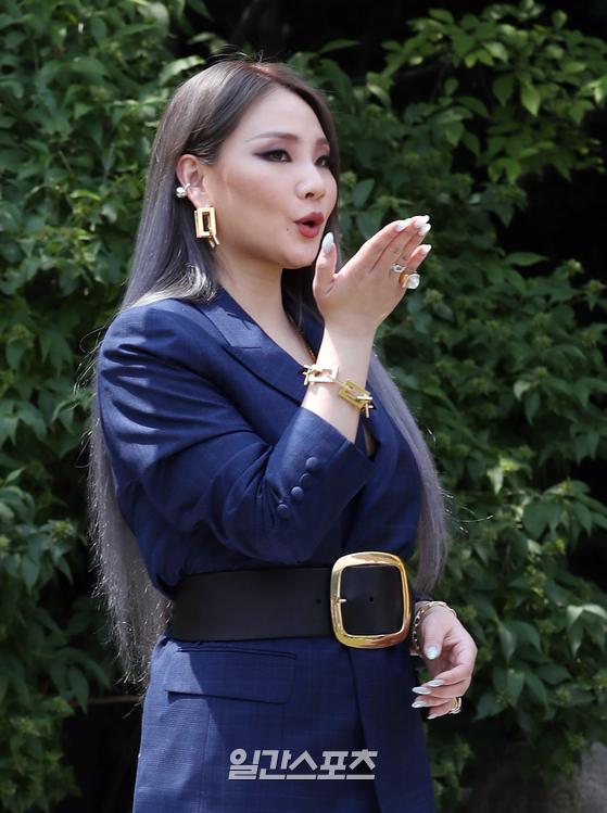 Singer CL (Park Chae-rin) attends a mainstream brand campaign held at Emerald Hall, a guesthouse at Shilla Hotel in Jangchung-dong, Jung-gu, Seoul on the 8th morning and has photo time.