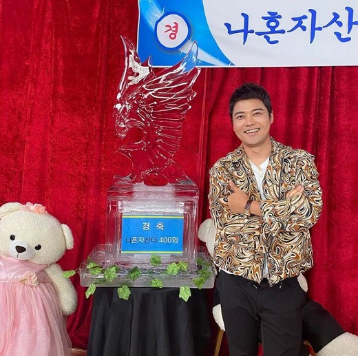 ..Lee Si-eon Hit the jackpot!Broadcaster Jun Hyun-moo returns to I Live AloneOn the 8th, MBC I Live Alone official Instagram posted a picture and a picture of Welcome, former president, a surprise moment when he put sweat in his hands that cheeked 007.In the open photo, Jun Hyun-moo is laughing brightly next to an ice statue commemorating the 400th I Live Alone.One Lee Si-eon, a rainbow, expressed surprise at the appearance of Jun Hyun-moo, saying, Hit the jackpot!Several netizens also welcomed the Im waiting and waiting for you and I congratulate you on the comeback.According to MBC officials, Jun Hyun-moo will return to I Live Alone from 400 specials.It is only about two years since I got off the program in March 2019.