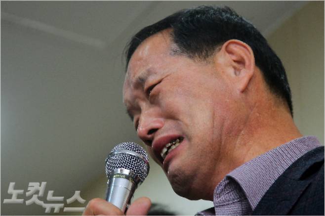 서울 영등포구 군인권센터에서 열린 고(故) 오 대위 사건 심리부검 결과 발표 기자회견에서 오 대위의 아버지가 눈물로 진상 조사를 호소하고 있다. / 박종민 기자