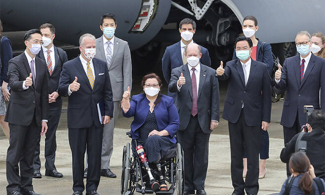 지난 6일 대만 타이베이 송산 공항에 도착한 미 상원의원단인 크리스토퍼 쿤스(민주·델라웨어), 댄 설리번(공화·알래스카), 태미 덕워스(민주·일리노이) 의원이 엄지 손가락을 들어 보이고 있다. 타이베이=AP뉴시스