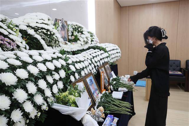 분향소 찾아 조문하는 지인 - 7일 경기도 성남시 국군수도병원에 마련된 공군 성추행 피해 부사관 이모 중사의 분향소를 찾은 지인이 조문을 하고 있다. 2021.6.7 뉴스1