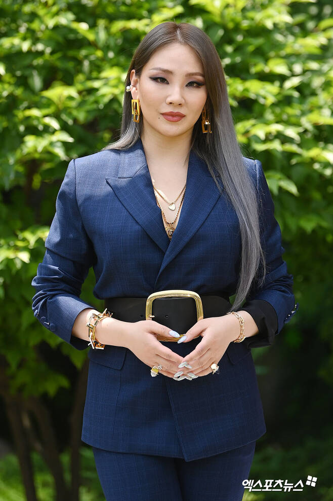 CL, who attended the Johnnie Walker new global campaign KEEP WALKING event held at Seoul Jangchung-dong Shilla Hotel on the 8th, has photo time.