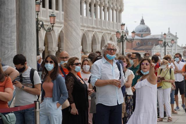이탈리아의 베네치아가 코로나19 확산 위험이 낮은 '화이트존'으로 분류되면서 제한조치가 완화된 7일 관광객들이 산 마르코 대성당 앞에서 줄지어 입장 순서를 기다리고 있다. 베네치아=EPA 연합뉴스