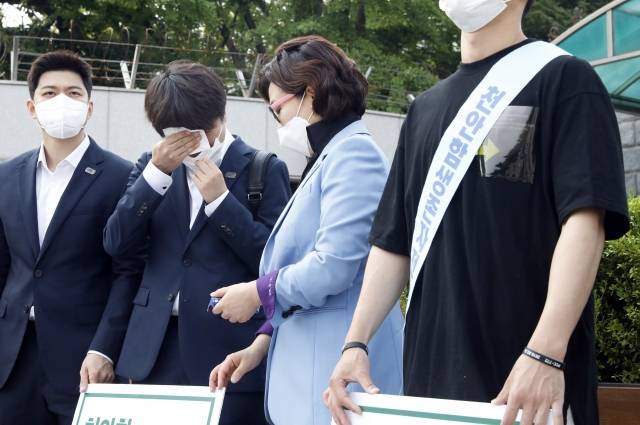 피켓 시위 도중 눈물을 흘리는 이준석 후보. 뉴시스