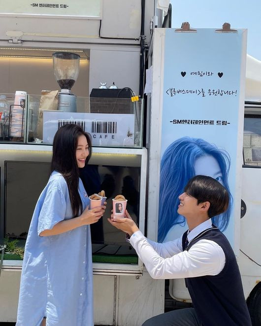 REDVelvet Yeri flaunts Pentagon Yang Hong-seok and sweet chemiOn the afternoon of the 9th, REDVelvet Yeri posted several selfies on his personal SNS, saying, Thank you for our company #Bluebus Day # Oharin # smchan.In the photo, REDVelvet Yeri received a snack car from his agency SM Entertainment at the playlist digital drama Blue Bus Day.Yeri showed off her refreshing vibe as she perfected her bright blue-colored dress.In particular, Pentagon Yang Hong-seok posed for a snack while kneeling at REDVelvet Yeri and laughed.In addition, Yeri and Yang Hong-seok raised expectations for the broadcast, foreshadowing the fantasy chemistry with fellow actors appearing together on Blue Bus Day.Meanwhile, the playlist digital drama Blue Bus Day, starring REDVelvet Yeri and Pentagon Yang Hong-seok, will be aired on All Summer.REDVelvet Yeri SNS