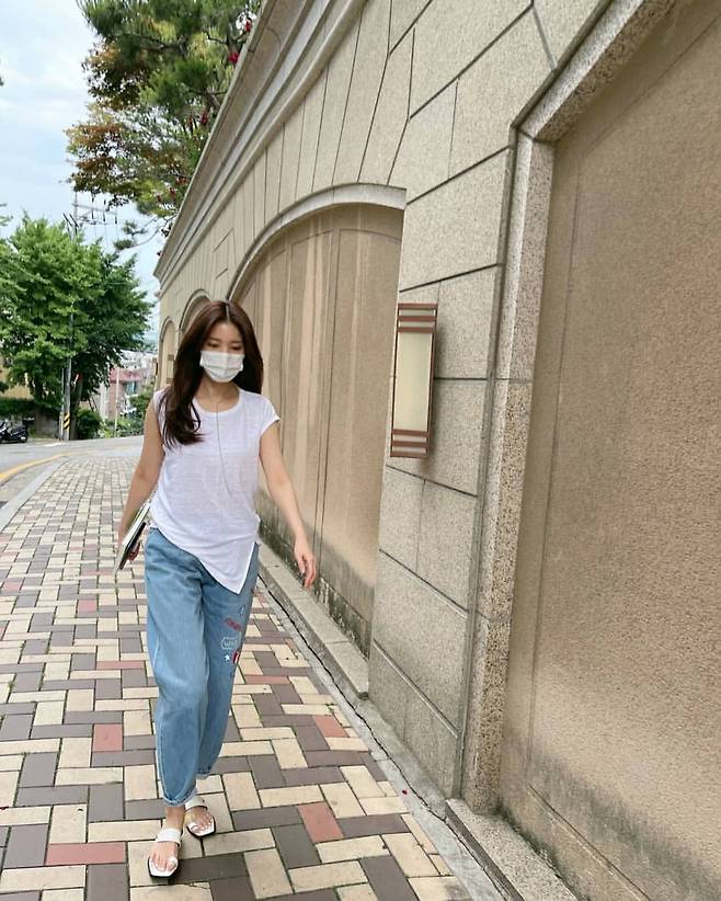 Actor Si-a Jeong reveals his sweet routine with Husband Do-bin BaekSi-a Jin posted a picture on his instagram on the 10th with an article entitled One lap in the neighborhood ~ photo by white deacon, thank you for always being with me.Si-a Jin in the photo showed a neat style wearing a white short-sleeved T-shirt and jeans.Si-a Jeong, who boasts beautiful looks while she is 41 this year, is making a bright eye-catching walk with Husband Do-bin Baek.Meanwhile, Si-a Jing has a Do-bin Baek and a daughter in 2009 marriage and has one male and one female.