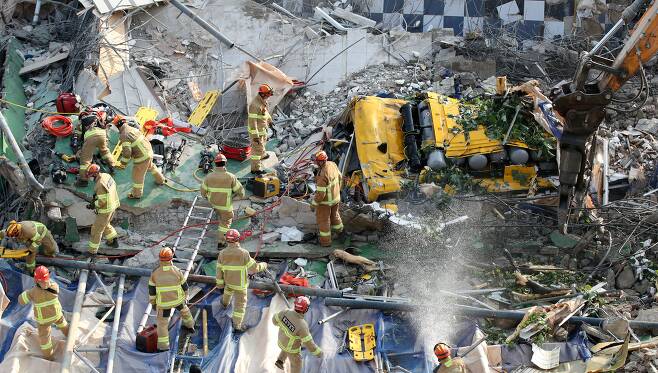 광주광역시 동구 학동에서 철거작업중이던 5층 건물이 도로 쪽으로 무너지면서 지나던 버스를 덮쳤다. 이 사고로 9명이 사망하고 8명이 중상을 입었다./김영근 기자