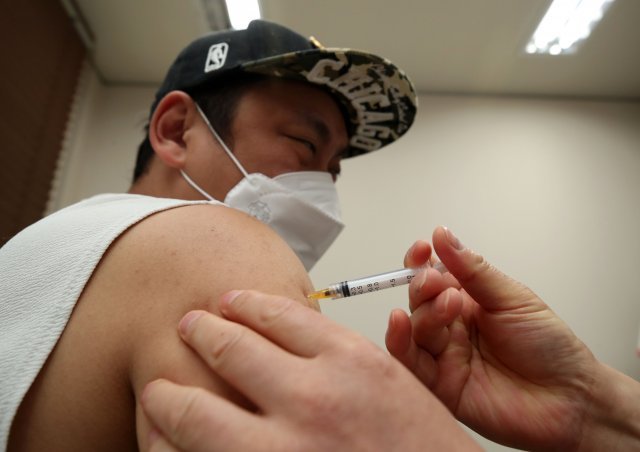 10일 오전 서울 노원구의 한 병원에서 얀센 백신 접종이 이뤄지고 있다. 양회성 기자 yohan@donga.com