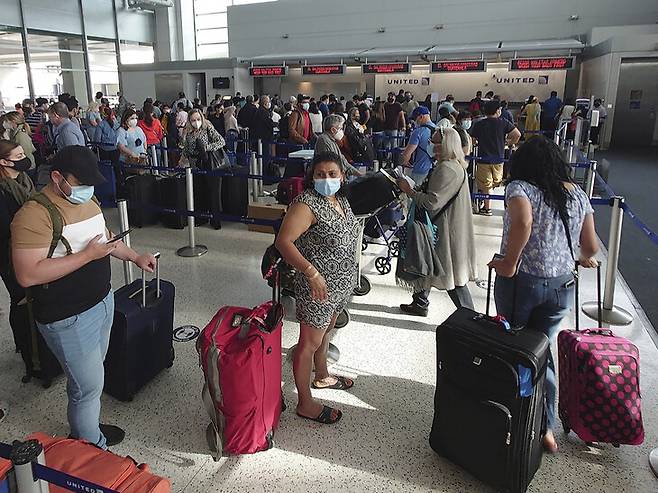 미국 휴스턴 국제공항에서 여행객들이 탑승을 기다리고 있다. 코로나19 사태가 진정 국면에 들어서면서 소비가 활발해지는 가운데 인플레이션 우려도 커지고 있다. 휴스턴/AP 연합뉴스