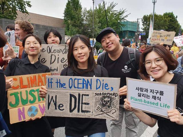 시셰퍼드의 활동가들이 바다를 살리기 위한 환경 캠페인을 벌이고 있다. 시셰퍼드 제공