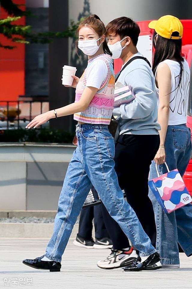 최근 아이돌계 사복 패션 강자로 주목받고 있는 오마이걸 유아는 출근길 패션으로 러블리하면서도 힙한 데님룩을 선보였다. 한국일보 자료사진
