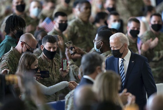 바이든 대통령이 영국 로열 공군기지 밀덴홀에서 인사를 나누고 있다. [AP=연합뉴스]