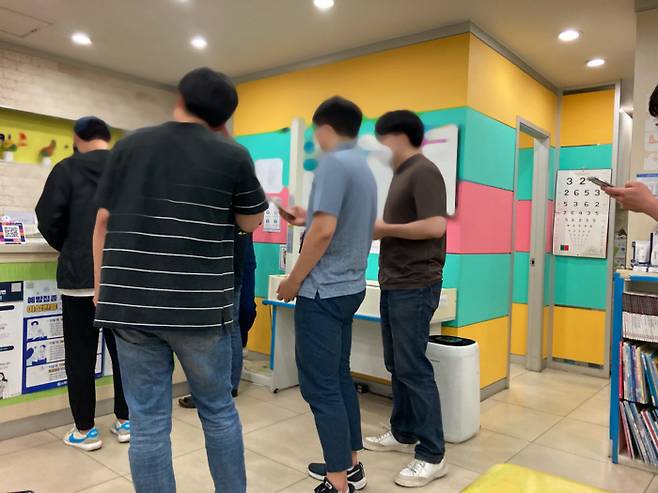 10일 오전 서울 노원구의 한 병원에 얀센 백신을 접종하기 위한 대기줄이 이어졌다. [사진 촬영=신미진 기자]