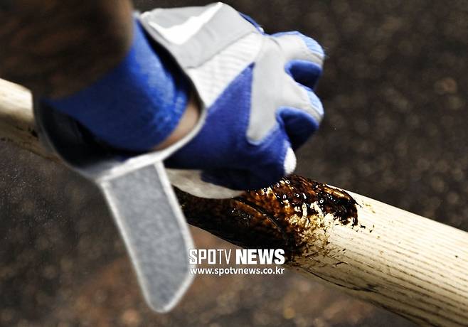 ▲ 미끄러지지 않게 배트에 파인타르를 바르는 타자들 ⓒ게티이미지 코리아