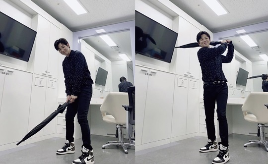 On the 10th, DinDin wrote to his instagram, You should always be faithful to practice.#DinDin # Implication Mate # Golin # White Stone and posted several photos.In the open photo, DinDin is in the midst of a Golf swing from the waiting room to Umbrella.DinDin, dressed in all black clothes and posture, and engaged in practice, showed off her cute charm.The netizens who saw this showed witty reactions such as Evil brother is so cute, be careful not to break TV, Sacred Golin, Hall-in-One Gazia and DinDin-type Nice Shot.On the other hand, DinDin has been loved for his excellent entertainment by appearing on KBS2 2 Days & 1 Night Size 4, webentertainment Ants are still in Chapter 4 and Tipemate Season 3.Photo L DinDin SNS