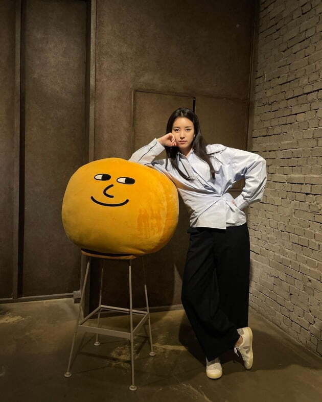 Actor Han Hyo-joo shows off her adorable charmHan Hyo-joo posted a picture on his instagram on the 11th with an article entitled What? TreadstoneStone is broadcast on OCN at 9 oclock today?!Dressed in a sky blue shirt and wide pants, Han Hyo-joo holds a round orange Doll with a Mug shot look.Han Hyo-joos playful appearance, which seems to be a burden with a confident Doll, laughs.In another photo, Han Hyo-joo poses with Doll in a chair, standing next to it; Han Hyo-joos clear features and elegant vibes catch the eye.United States of America TV series TreadstoneStone depicts the story of the United States of America Secret Service organization TreadstoneStone, which created the spin-off of the Bone series and the spy Jason Bourne of the Bone series.United States of America aired on the USA Network under NBC Universal in 2019.Han Hyo-joo played the North Korean pianist Park So-yoon, who has a secret in this work.a fairy tale that children and adults hear togetherstar behind photoℑat the same time as the latest issue