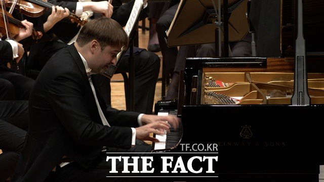 피터 오브차로프가 '피아노 협주곡 제1번 올림 바단조 OP.1'를 연주하고 있다.
