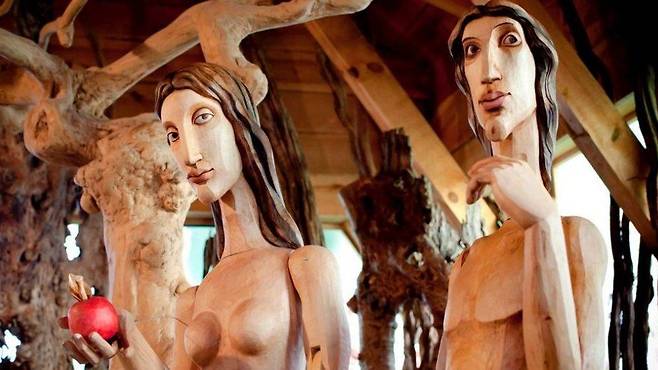 노아의 방주 박물관에 전시된 성경 속 최초의 인류 아담과 하와 나무 모형./VerhalenArk