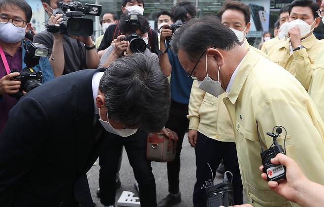 10일 광주 동구 학동 재개발지역 철거건물 붕괴사고 현장에서 시공사인 HDC현대산업개발의 정몽규 회장이 김부겸 국무총리와 대화를 나눈 뒤 고개를 깊이 숙여 인사하고 있다. 2021.6.10/연합뉴스