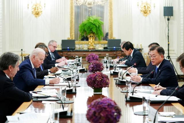 문재인 대통령이 지난달 21일 미국 워싱턴 백악관 국빈만찬장에서 조 바이든 미국 대통령과 확대회담을 하고 있다. 뉴시스