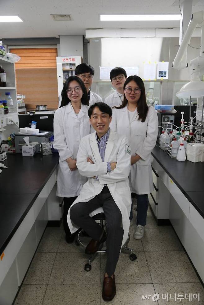 농업생명자원을 소재로 한 기능성 식품개발이 한창인 가운데 국립원예특작과학원 인삼특작부 이대영 박사가 지난 7일 인삼특작이용팀 동료 후배 연구원들과 성분분석연구실에서 함께 활짝 웃고 있다. /사진=정혁수